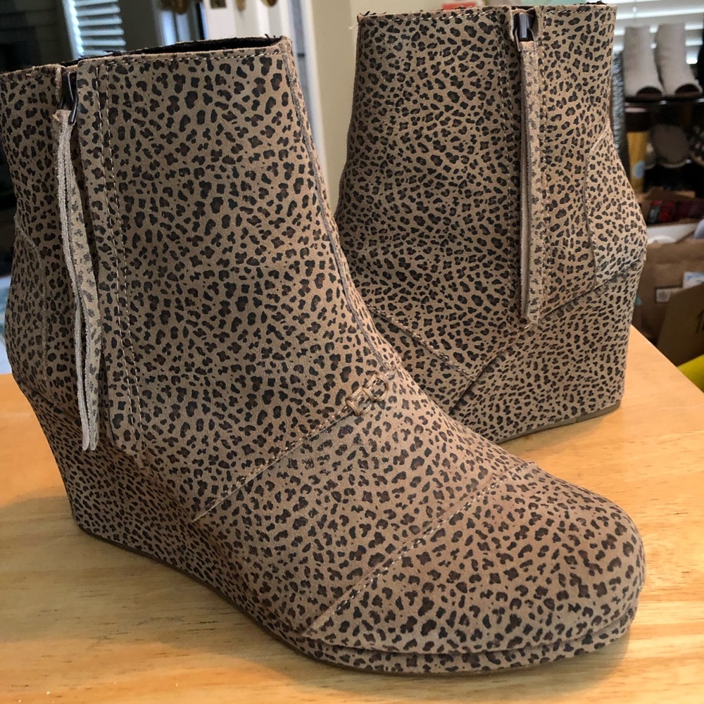 Toms cheetah print suede wedge booties